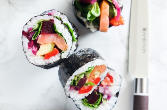 Kolorowe rolki z łososiem i warzywami (moje sushi)