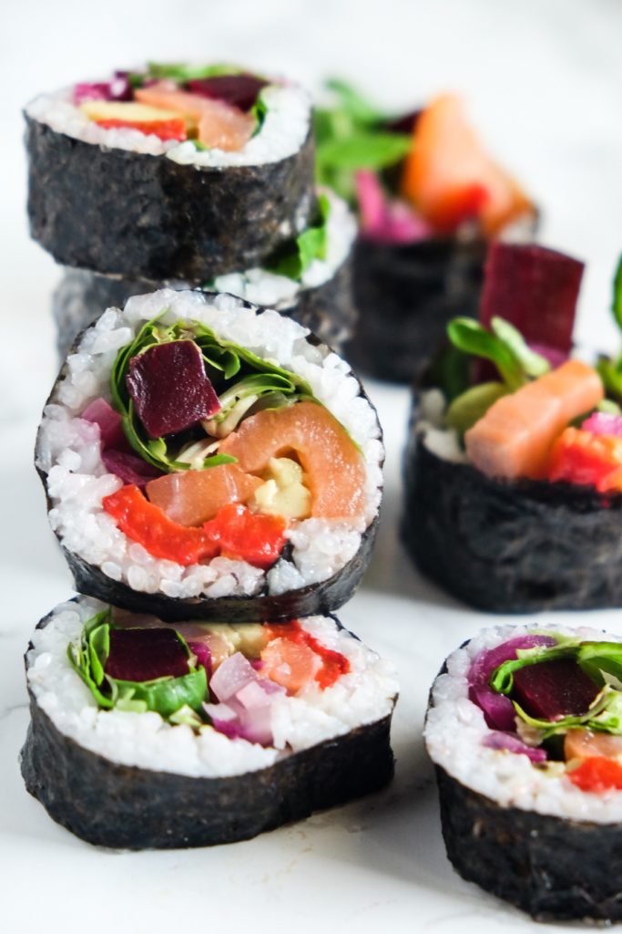 kolorowe rolki/ sushi z warzywami i łososiem