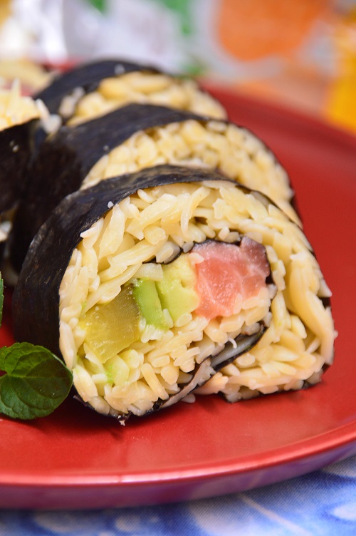 Makaronowe sushi z łososiem, avocado i ogórkiem małosolnym
