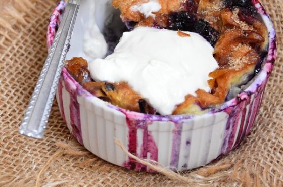 Śmietankowy pudding z croissantów z jagodami „Mleczne śniadanie na rozpoczęcie roku szkolnego”
